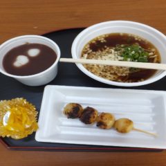 メニューの手打ちうどん　白玉おしるこ　焼き団子