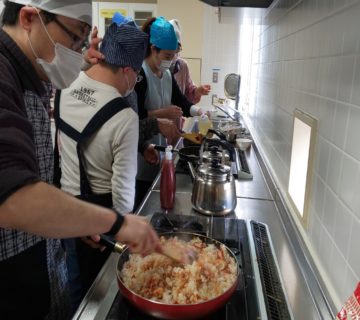 ライスに鶏肉を入れて炒めケチャップで味付けチキンライスを作ります。