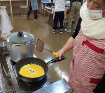 フライパンでふんわり卵焼きを作ります。