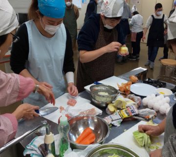 みんなで野菜や鶏肉を切ります。