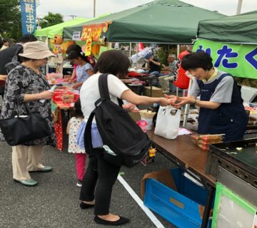 10時から販売を開始して、お昼前には行列のできる「焼きそば屋」です。