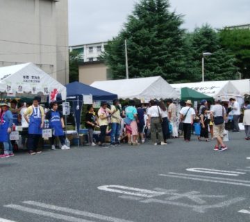 毎年、福祉施設の出店する模擬店で武蔵村山市市民総合センターの駐車場はいっぱいになります。