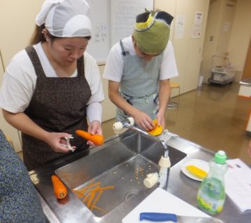 野菜の皮むきもしっかりやります。