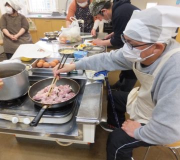 鶏肉は十分炒めます。