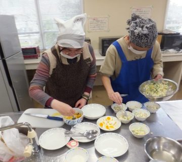 煮込む間は、サラダとデザートの準備に追われます。