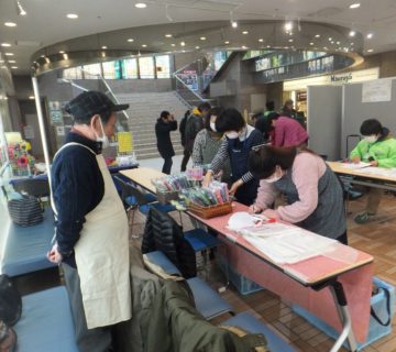 武蔵村山を８時に出発し、飯田橋に到着は9時３０分になりました。 早速販売準備に取り掛かります。