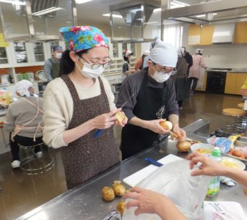 野菜を洗い終えたら、皮むき作業を行います。