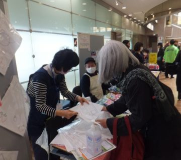 刺し子が大好きなお客様が来られ製作者の片桐さんよりコメント付きの販売にお客さんも満足顔でした。