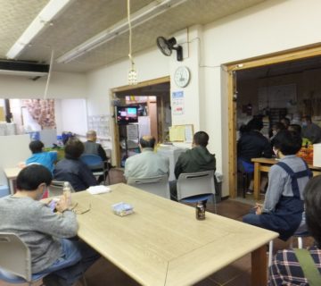 最後に障がい者用災害ビデを鑑賞し訓練を終了しました。今年度は新型コロナの影響により様々な行事が中止になる中で、防災訓練を行えたことがうれしく思います。これからも感染症に強い・災害に強い施設を目指し精進してまいります。