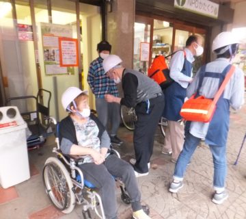 本日は、雨のため軒先に集合し点呼をとります。