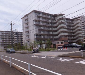 綺麗な高層棟が多く立ち並ぶ村山団地に生まれ変わっていきます。