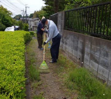 細長い市道ですが、梅雨時期を過ぎると草がボウボウになります。早めの除草が必要です。　先ずは大き目の石を取り除きます。