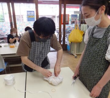 生地をねじ込んだかたまりを、輪ゴムと紐で締め上げます。