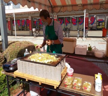 他の商店では、下田酒店下田副会長が、やきそば・フランクフルトで出店しました。14日１５日と最後の秋晴れで気持ちの良いバザーになりました。