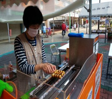 ＮＰＯかたくりは定番の焼き団子です。2日間で500本が完売でした。