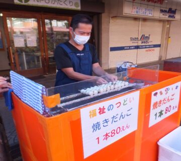 本日「焼きだんご」デビューの木住野職員は、かなり緊張気味です。