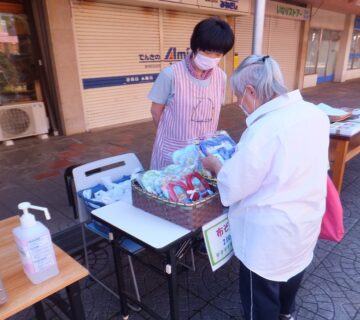 そんなことをしていると、お客さんがぞろぞろと。布ぞうりをお買い上げいただきました。