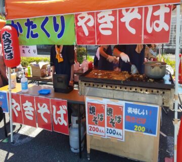 ＮＰＯかたくりは、焼きそば販売で参加。総勢6名で頑張りました。