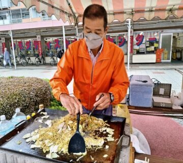 下田副会長も焼きそばは手慣れたもので、娘さんと頑張っていました。