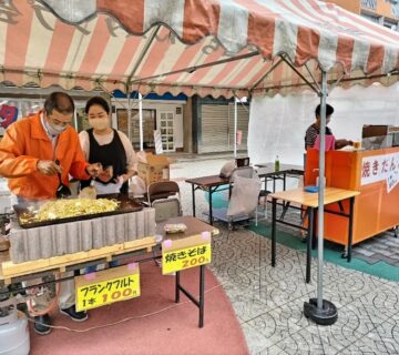 外の商店街では、商店会副会長の下田酒店さんとかたくりで、焼きそば・フランクフルト・焼き団子をいつも通りに販売しました。