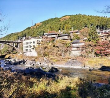 JR青梅線の御嶽駅のすぐ下に清流御岳渓谷があり、ラフティングなどで有名な場所です。その対岸立つのが玉堂美術館です。