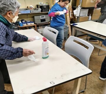 日々作業に使う作業机は汚れが多いため洗剤に手ふき取ります。