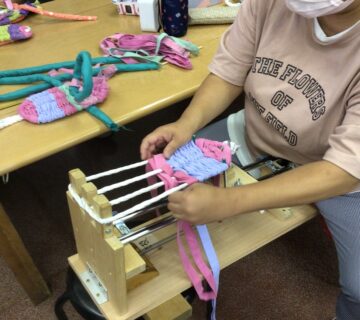 布ぞうりを自家製の編み機で編込む作業