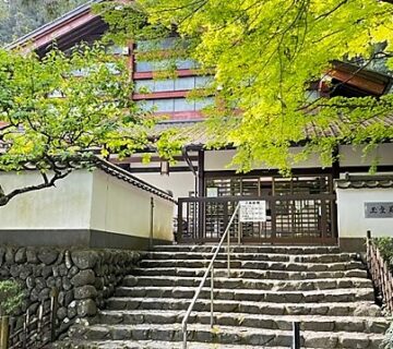 玉堂美術館は、日本画の巨匠・川合玉堂が、亡くなるまでの10年余りを青梅市御岳で過ごしたのを記念して建てられた美術館です。館内では、作品の展示・川合玉堂の画室の再現・日本庭園などが、見学できます。