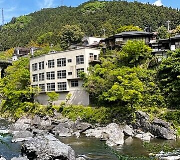 玉堂美術館は、御嶽駅と川井駅の中間あたりに位置する御岳渓谷沿いにあり、澤乃井 小澤酒造などが近くにある、渓谷美豊かな場所です。