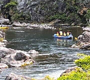 御岳渓谷は、ラフティングの聖地でもあり、様々な大会も行われています。