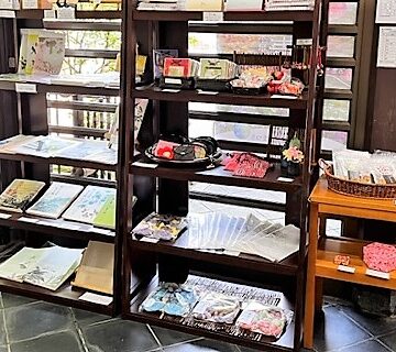 NPOかたくりの製品は、玉堂美術館入口の脇にある、販売コーナーに置いて頂いており、布ぞうりと刺繍ふきんを販売しております。