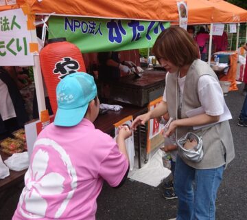 和太鼓さくらで太鼓をたたいた斉藤さん、販売の応援もしっかりこなしてくれました。