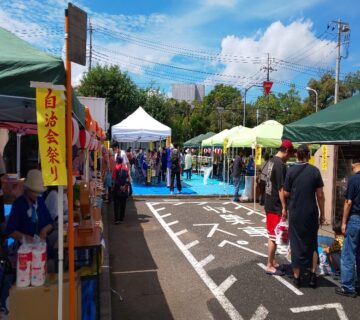 9月10日（日）に武蔵村山団地緑が丘第８自治会のお祭りに参加しました。この自治会には「NPOかたくり」のご利用者者家族が、自治会長を務めており、そんなご縁で参加をさせていただきました。