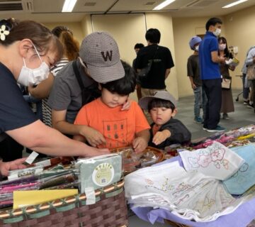 出店中には、職員のご家族も来場をしていただき、微笑ましい場面です。