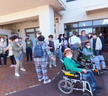 最初にバスから降り立ったのは「箱根関所跡港」の遊覧船桟橋です。圏央道が事故渋滞で予定より４０分遅れての乗船となりました。