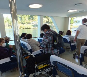 芦ノ湖の一番人気は海賊船で、常に満員の状態で、かたくりは、ゆったり乗船できる遊覧船を選択しました。他の乗客は最上階に上がっているため、ゆったり乗船できました。