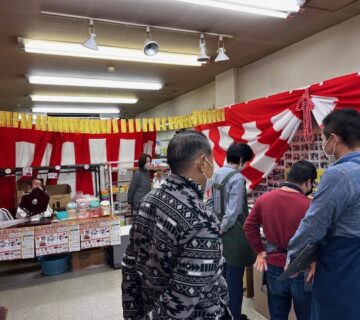 福引き大会3日目ということで、景品は少なくなっていましたが、かたくり代表として小川伸二さんが挑みました。