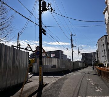 最高気温9℃の本日は、北風が少し吹く肌寒い日です。NPOかたくりの南側では、村山団地の建て替え工事が毎日行われています。