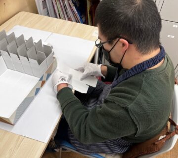 こちらも箱詰めをする前の、箱折作業です。伸二さんは箱折作業が大好きで、毎日真剣に取り組んでいます。