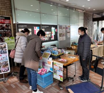 2月７日（土）に飯田橋にあるセントラルプラザ1階で、毎年開催される、東京ボランティアセンター主催の市場で、自主製品の販売を行ってきました。ご利用者の青木さんも参加して販売に取り組んでいただきました。