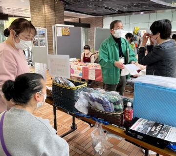 かたくりのブースでは、青木さんの作った「にじいろふきん」がお客さんに絶賛して頂き、お買い求めいただきました。