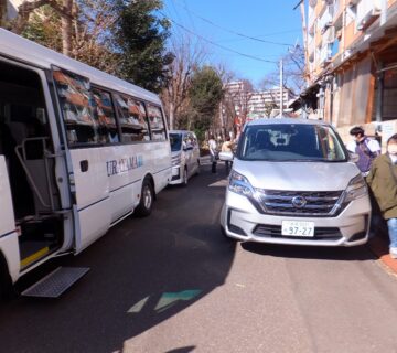 3月22日（金）に、狭山市堀兼にある「狭山ベリーランド」に今年度最後の行事として行ってまいりました。天候にも恵まれ、職員・ご利用者合わせて30人の参加でした。車両は、マイクロバス1台に送迎用車両2台で合計3台を使用しました。