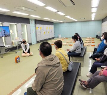 救急時に行うことや、周りの人たちに大きな声を出して、手助けを求める事や、要救助者が呼吸をしていることの確認方法など、色々なことを学びました。