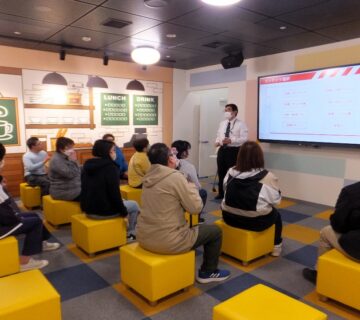 写真の中央奥にある扉から中に入り、煙の中を非常口の看板と照明を頼りに、避難をする体験です。全部で4種類の体験を2時間ほどかけて体験してまいりました。