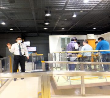 次に、地震体験に移りましたが、５人づつ２回に分けて体験しました。１回目は東日本大震災で震度７の揺れを体験しました。１分～２分の間縦揺れと横揺れが続きます。２回目は関東大震災の震度７を体験しました。