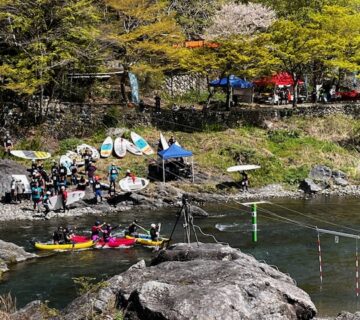 この日は、御岳渓谷でカヌーなどの競技が開催されており、全国からの参加者で賑わっていました。
