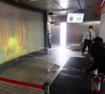 消火器の操作方法を学んだ後に、みんなで実演を行いました
