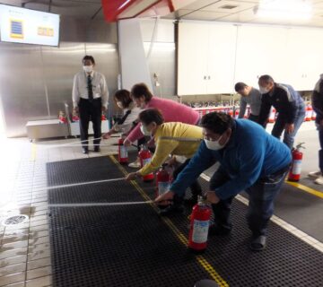 みなさん腰を落として、ホースを持つ側の足を出し、しっかり的をめがけて、放水ができていました。