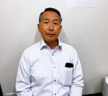 小川典之新理事長のあいさつ　　　皆様こんにちは、ゴールデンウィーク明け、5月12日の総会において、NPO法人かたくりの理事長に就任いたしました小川典之です。現在64歳、まだまだ働き盛りです。前職は、市役所職員として、31年間働きながら、仕事休みには単身で人形劇公演で、あっちこっちに行ってきました。そして、私の次男がNPOかたくりにお世話になっており、私自身も理事でお世話になってきました。令和6年度が新たにスタートしました。職員や利用者のみなさんと共に、ご家族や地域の方々にも協力を得て、楽しく作業をし生活していきます。