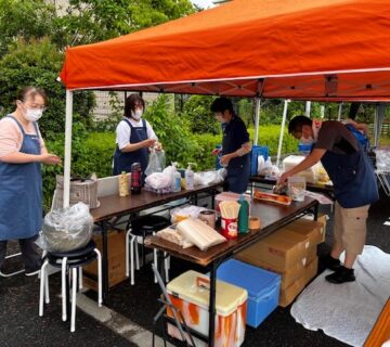 販売品目は例年とおり「焼きそば」で、今回は天候が不順なため、予定していた６００食から１００食減らして５００食を準備しました。